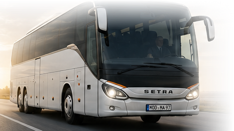 Moderner Reisebus auf der Straße